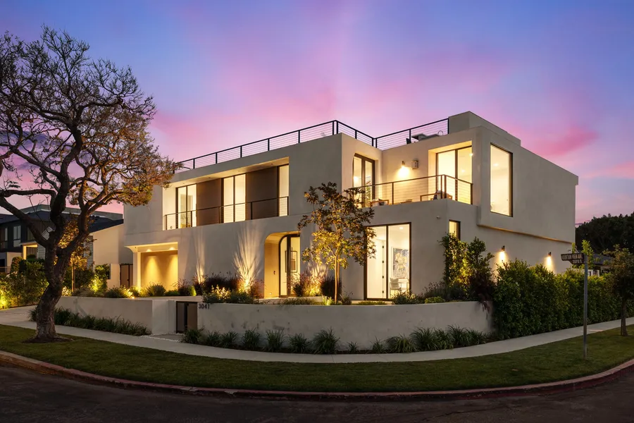 3041 Mountain View at dusk