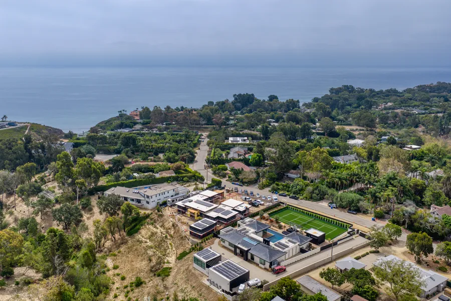 6642 Zumirez Drive, Malibu, CA