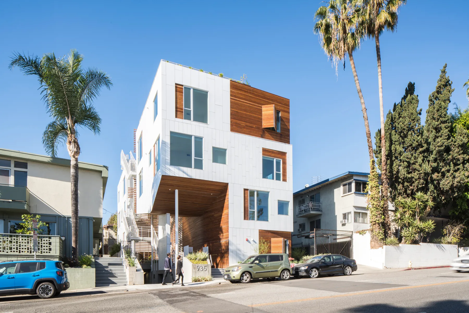 935 N San Vicente Blvd